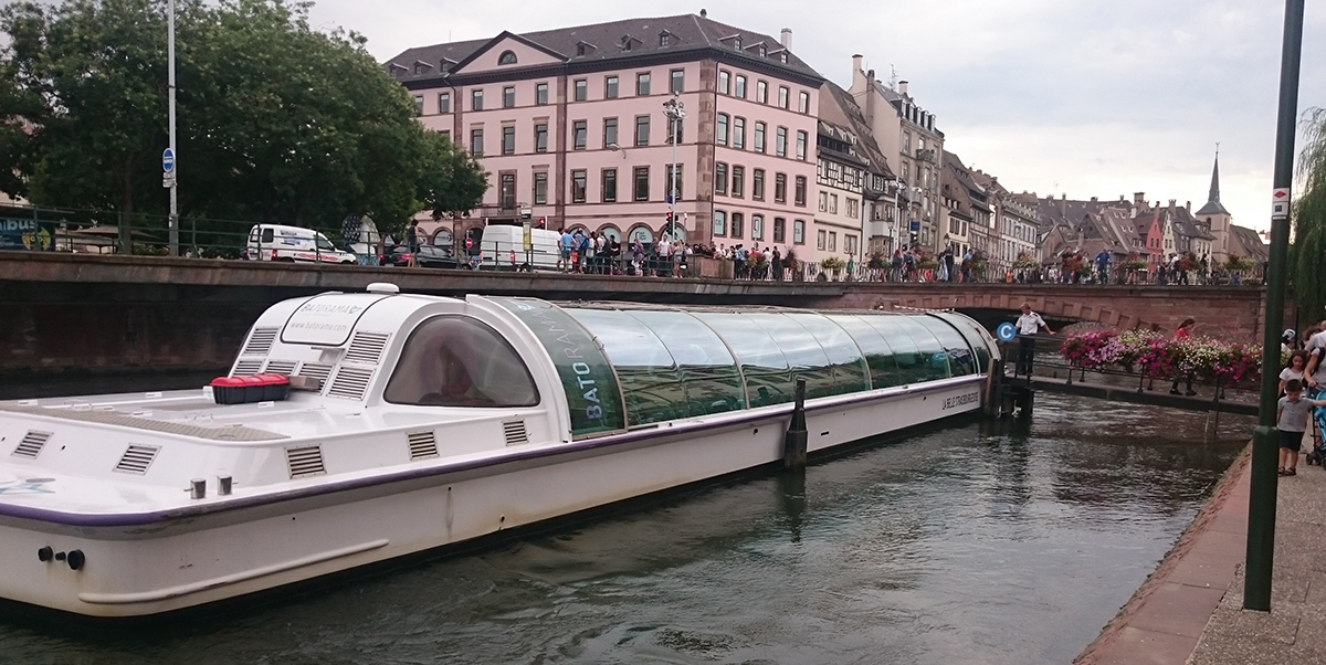 Ein Bateaux Mouche – Glasdachboot – in Straßburg